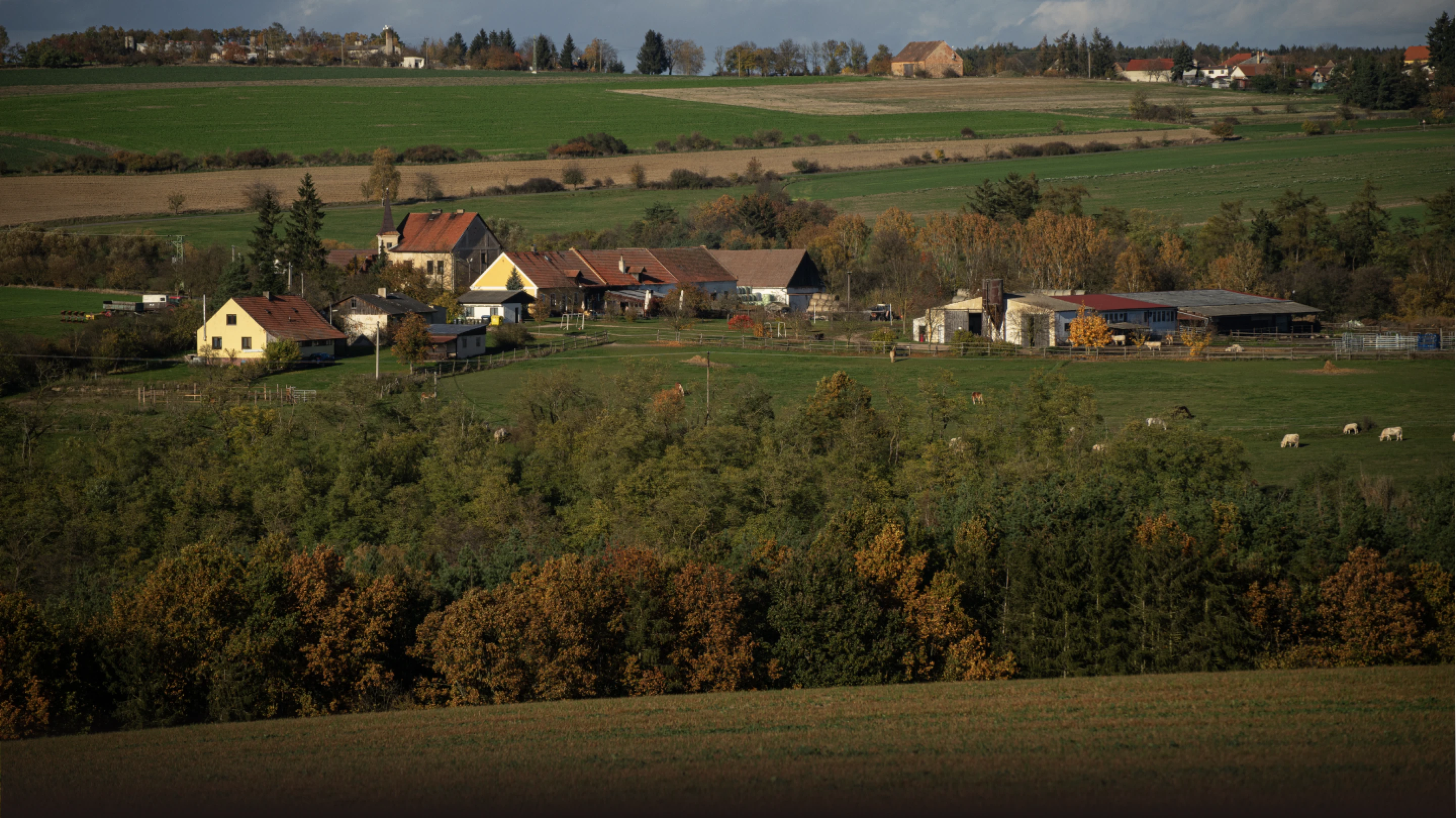 pozadí - pohled na farmu Hedecko od Hedčan
